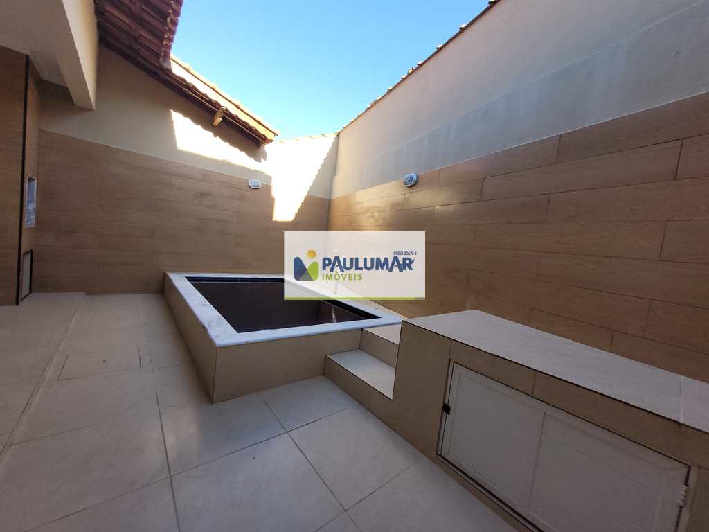 Casa em Mongaguá, no bairro Jardim Aguapeu