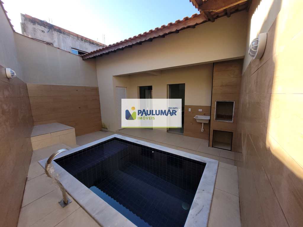 Casa em Mongaguá, no bairro Jardim Aguapeu