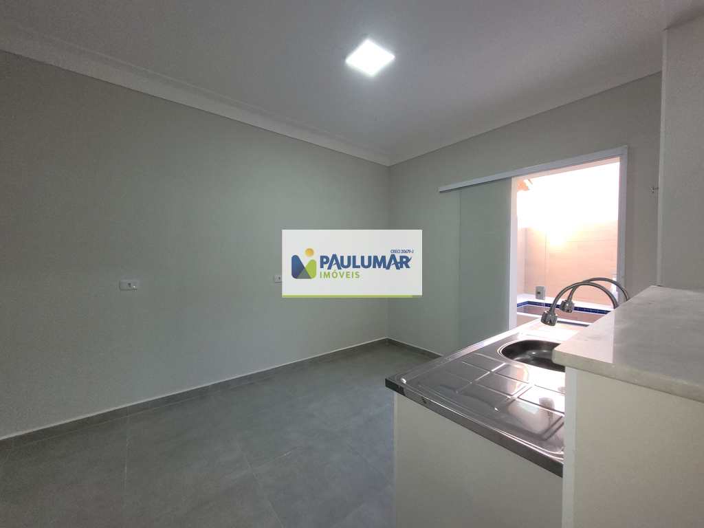 Casa em Mongaguá, no bairro Jardim Aguapeu