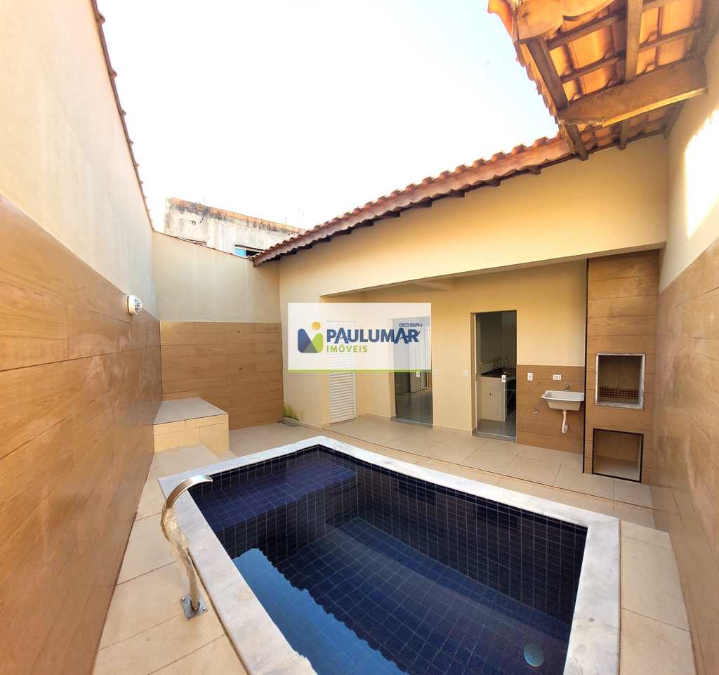 Casa em Mongaguá, no bairro Jardim Aguapeu