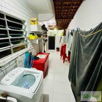Sobrado em Praia Grande, bairro Caiçara