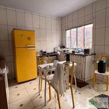 Sobrado em Praia Grande, bairro Nova Mirim