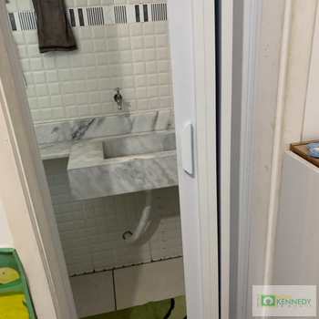 Kitnet em Praia Grande, bairro Tupi