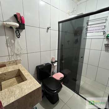 Sobrado em Praia Grande, bairro Ocian