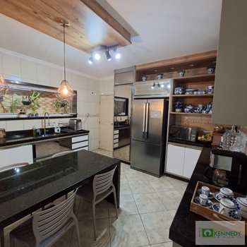 Sobrado em Praia Grande, bairro Antártica