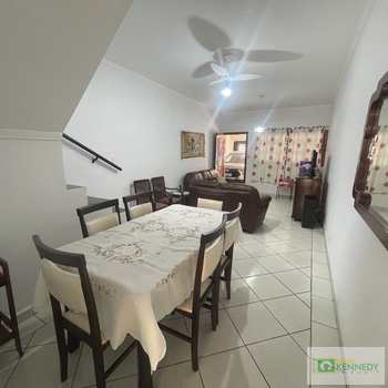 Sobrado em Praia Grande, bairro Guilhermina