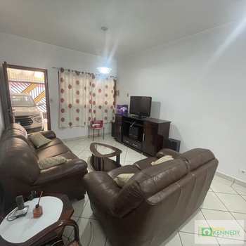 Sobrado em Praia Grande, bairro Guilhermina