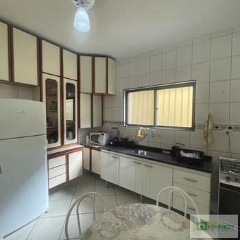 Sobrado em Praia Grande, bairro Guilhermina