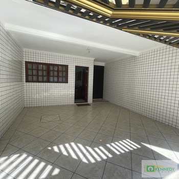 Sobrado em Praia Grande, bairro Guilhermina