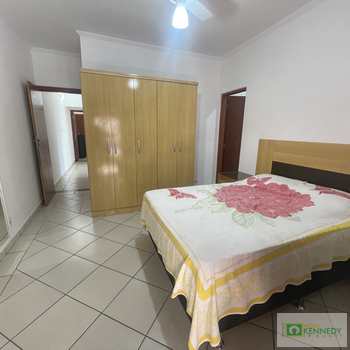 Sobrado em Praia Grande, bairro Guilhermina