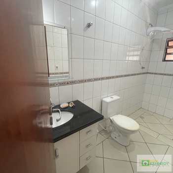 Sobrado em Praia Grande, bairro Guilhermina