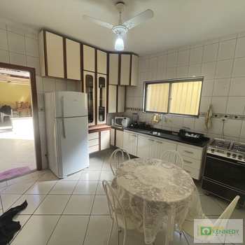 Sobrado em Praia Grande, bairro Guilhermina