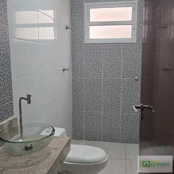 Sobrado em Praia Grande, bairro Guilhermina