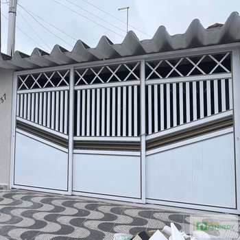 Casa em Praia Grande, bairro Maracanã