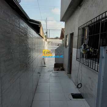 Casa em Praia Grande, bairro Melvi
