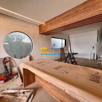 Casa em Praia Grande, bairro Ocian