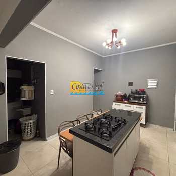 Casa em Praia Grande, bairro Canto do Forte