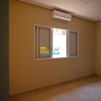 Casa em Praia Grande, bairro Solemar