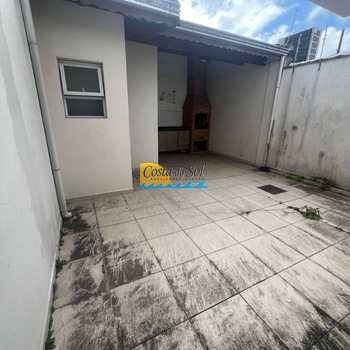 Sobrado em Praia Grande, bairro Boqueirão