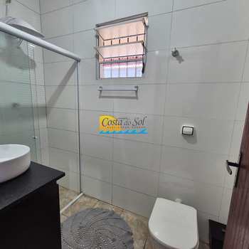 Casa em Praia Grande, bairro Mirim