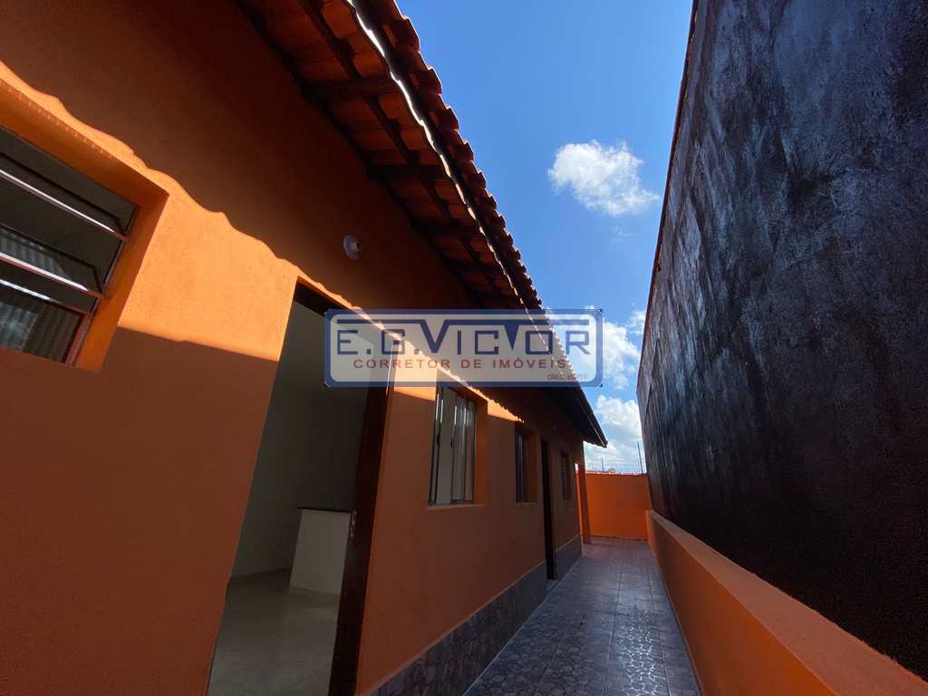 Casa em Mongaguá, no bairro Jardim Leonor