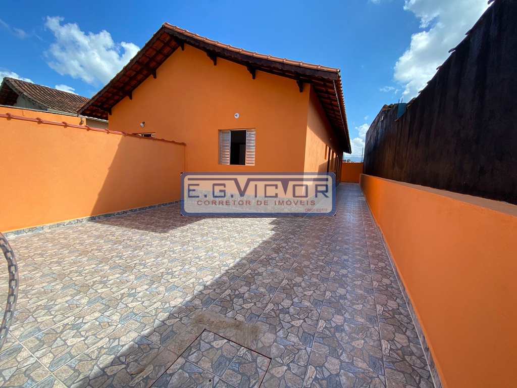 Casa em Mongaguá, no bairro Jardim Leonor