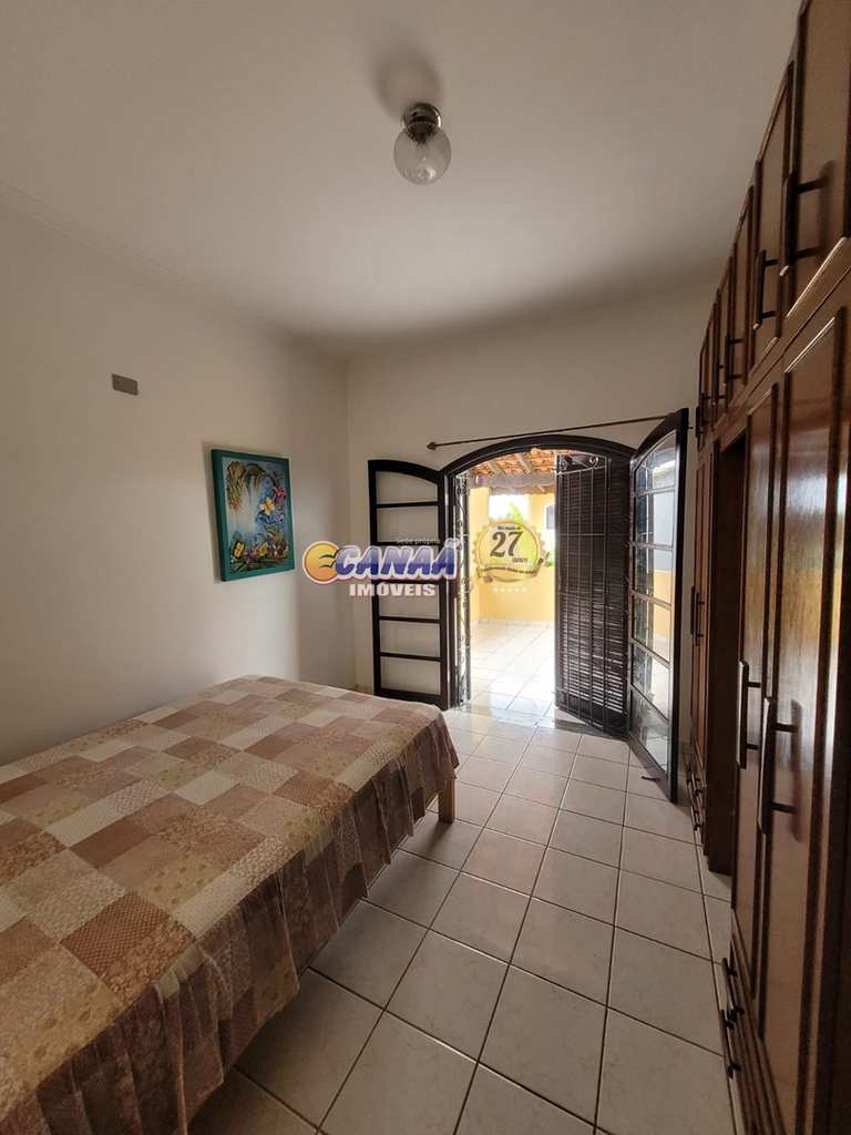 Sobrado em Mongaguá, no bairro Balneário Itaguai