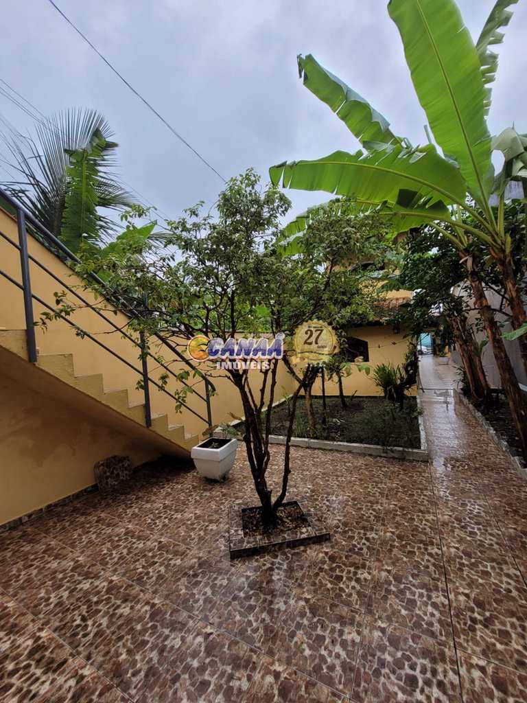 Sobrado em Mongaguá, no bairro Balneário Itaguai