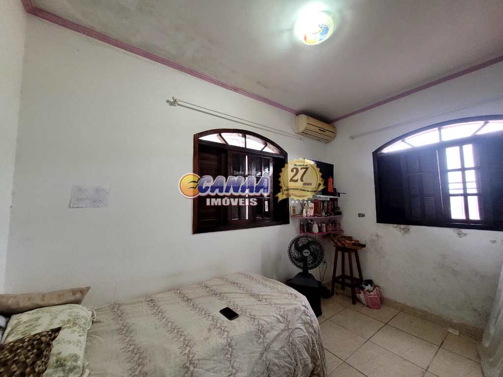 Sobrado em Mongaguá, no bairro Balneário Itaguai