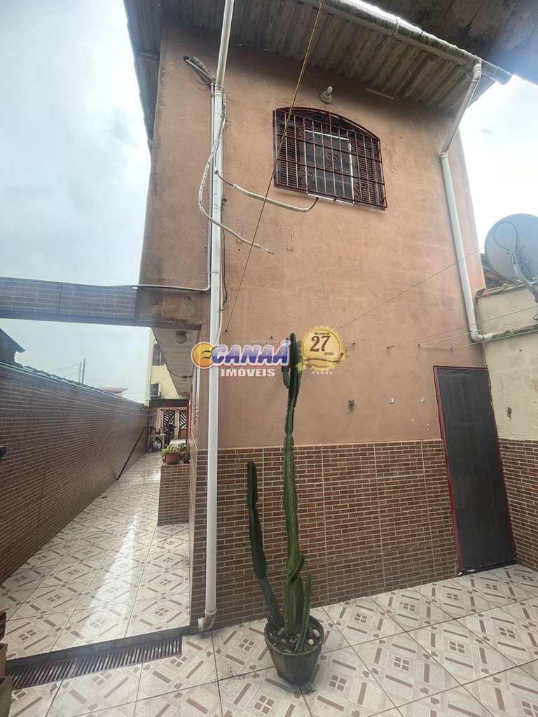 Sobrado em Mongaguá, no bairro Balneário Itaguai