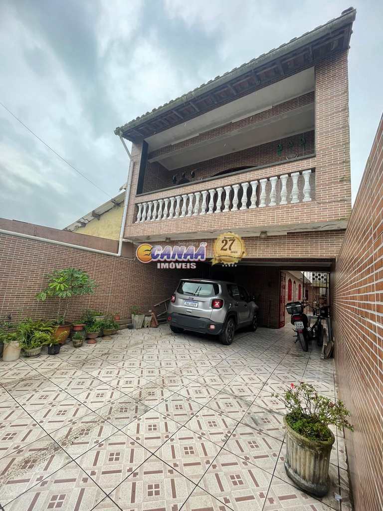 Sobrado em Mongaguá, no bairro Balneário Itaguai