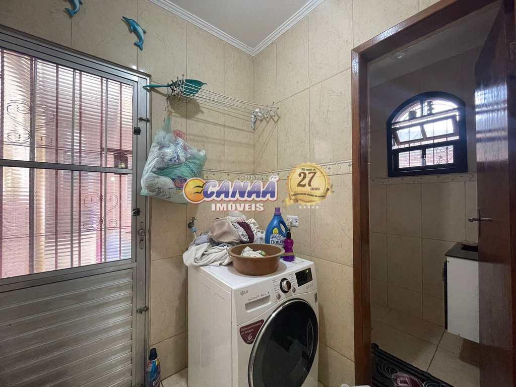 Sobrado em Mongaguá, no bairro Balneário Itaguai