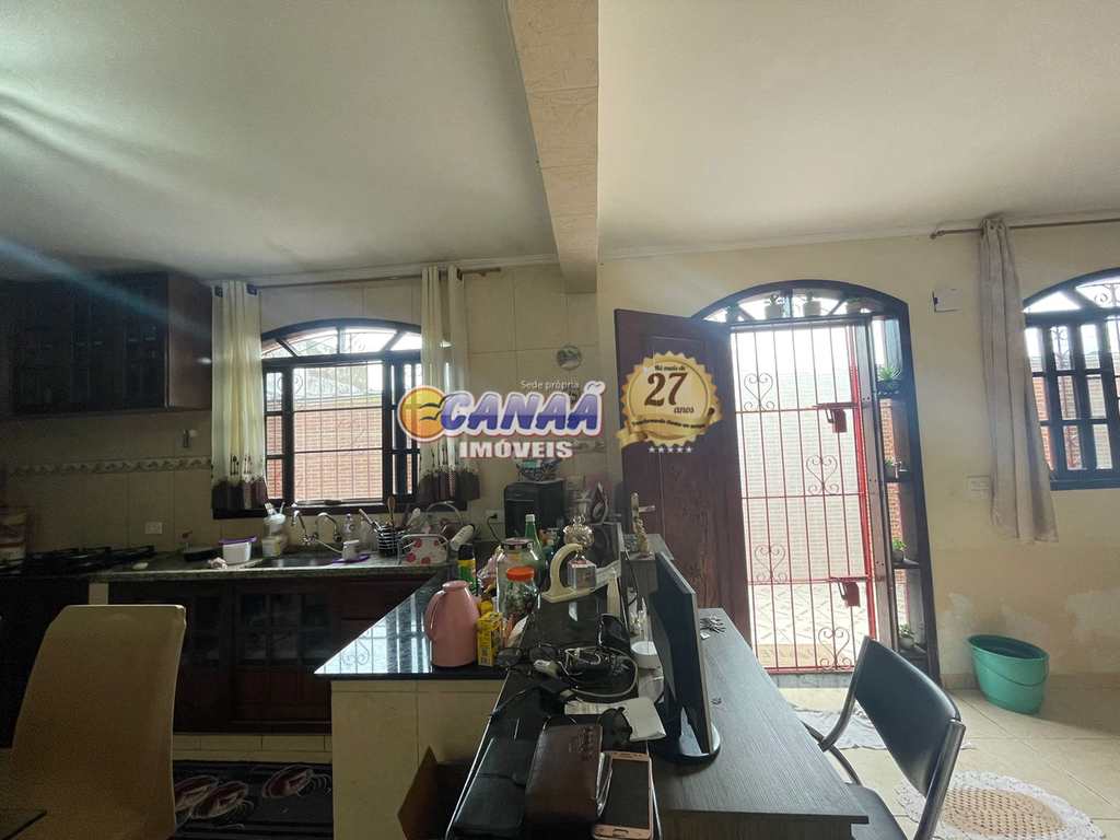 Sobrado em Mongaguá, no bairro Balneário Itaguai