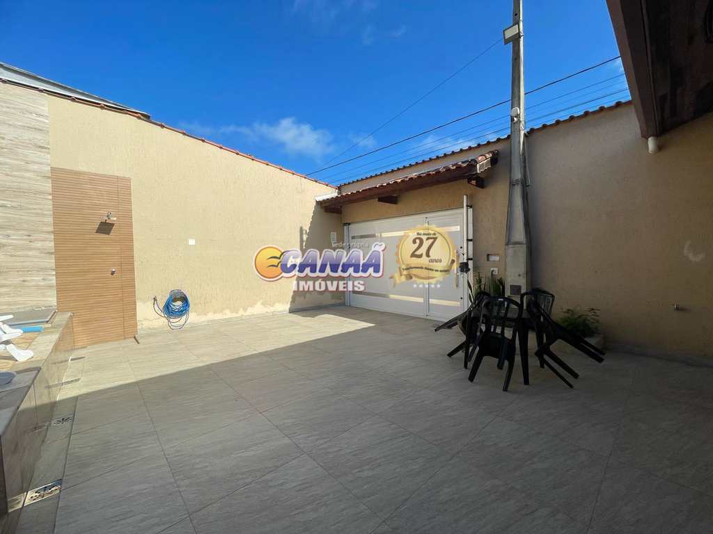 Casa em Itanhaém, no bairro Vila Loty I