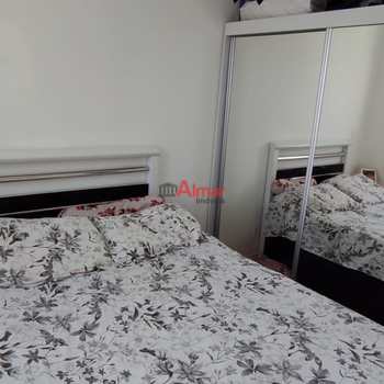 Apartamento em Palmeiras de São Paulo, bairro Vila Antonieta