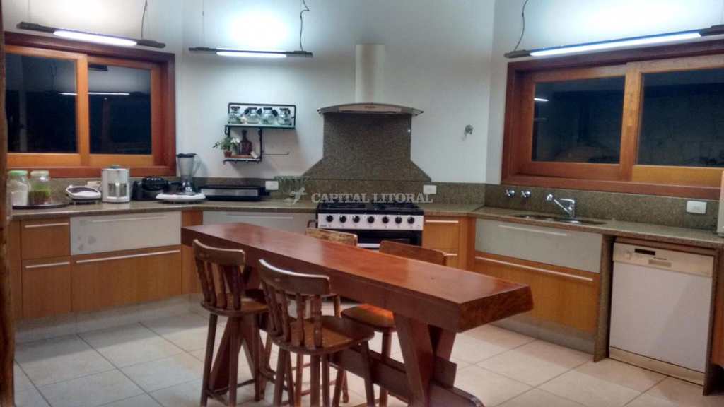 Casa em Ilhabela, no bairro Siriúba