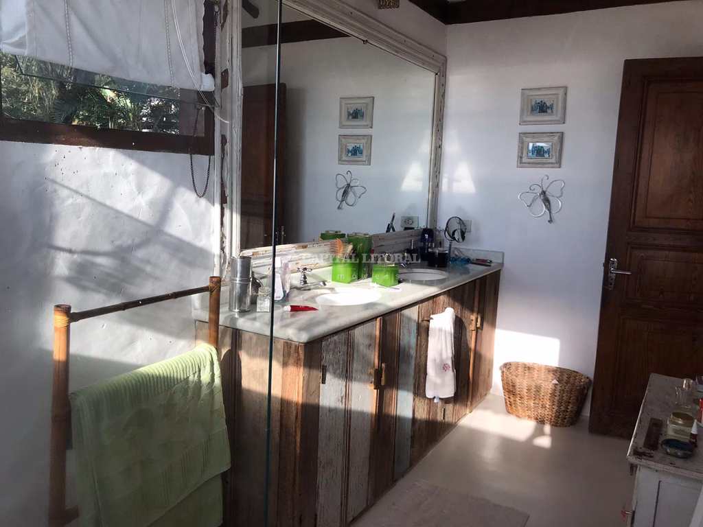 Casa em Ilhabela, no bairro Feiticeira