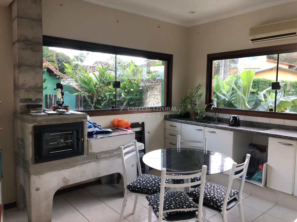 Casa em Ilhabela, no bairro Água Branca