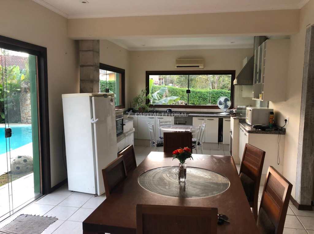 Casa em Ilhabela, no bairro Água Branca