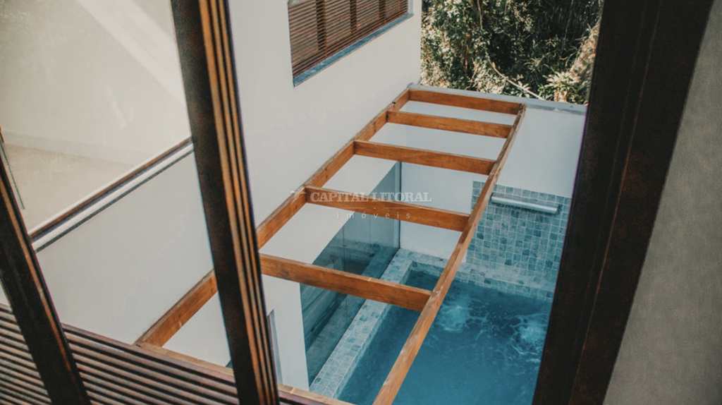 Casa de Condomínio em São Sebastião, no bairro Camburi