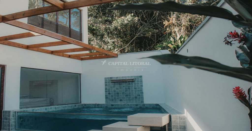 Casa de Condomínio em São Sebastião, no bairro Camburi
