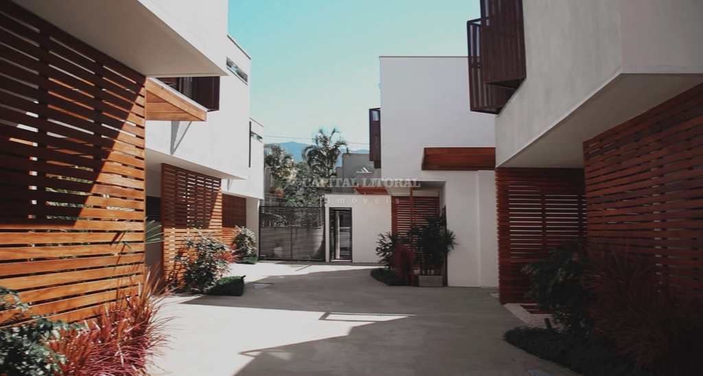 Casa de Condomínio em São Sebastião, no bairro Camburi