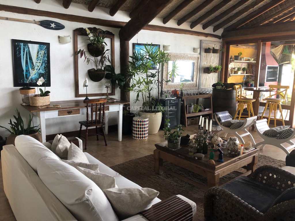 Casa em Ilhabela, no bairro Borrifos