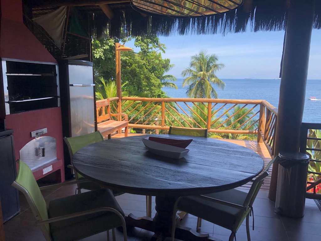Casa em Ilhabela, no bairro Borrifos