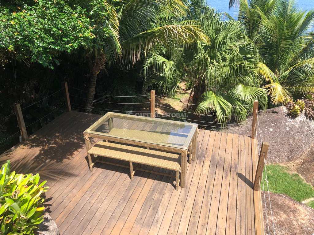 Casa em Ilhabela, no bairro Borrifos