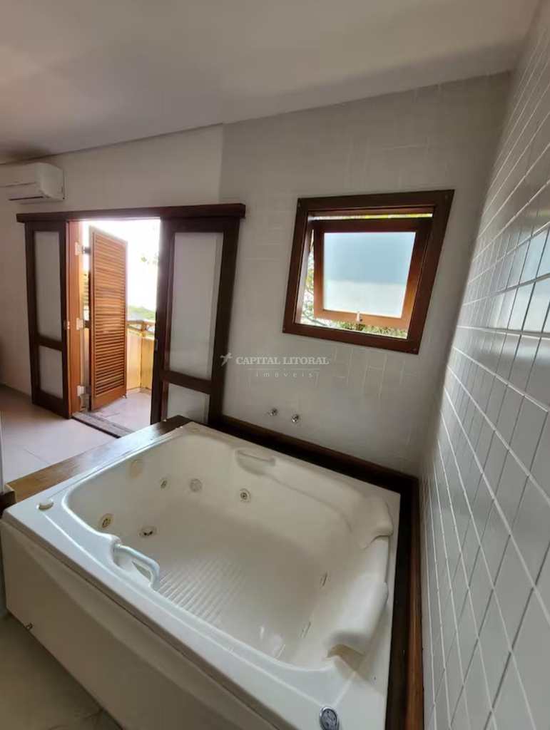 Casa em Ilhabela, no bairro Curral