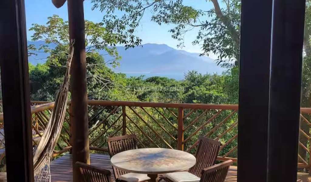 Casa em Ilhabela, bairro Curral