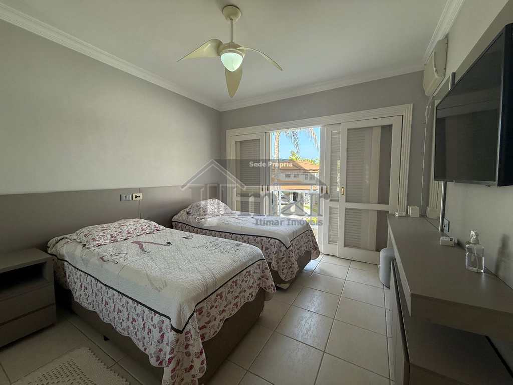 Casa em Guarujá, no bairro Acapulco