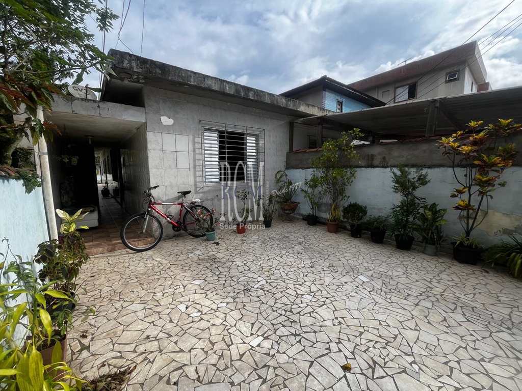 Casa em São Vicente, no bairro Vila Voturua