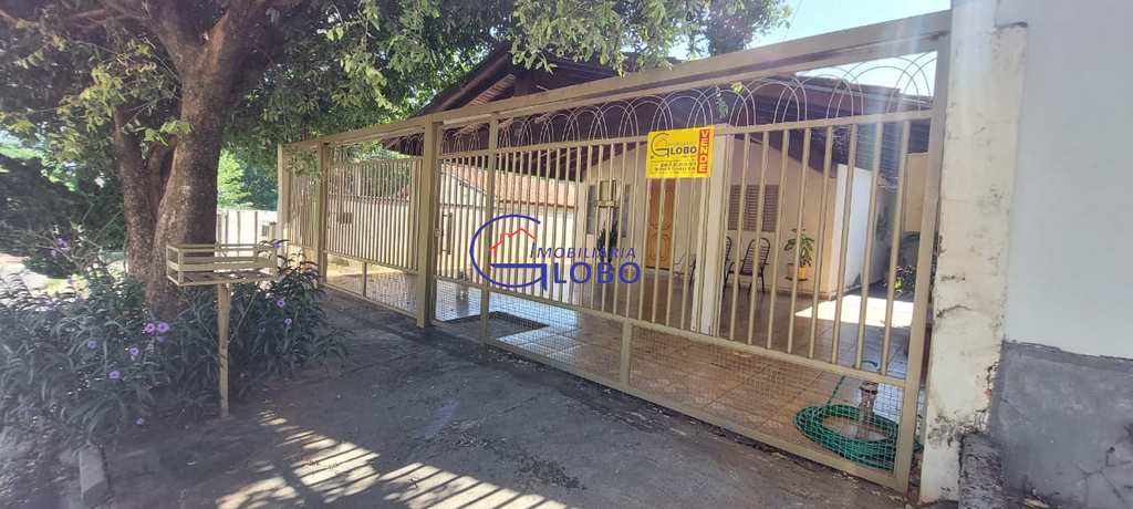 Casa em Jales, no bairro Conjunto Habitacional Jardim Arapuã